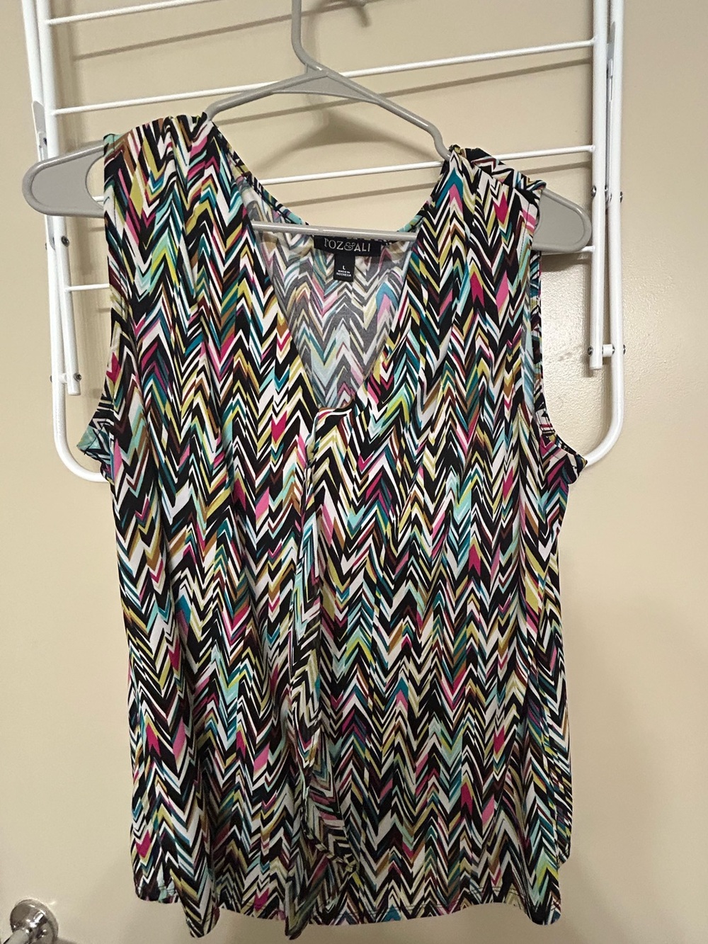 Roz & Ali Multicolor Chevron V-Neck Sleeveless Tank Top